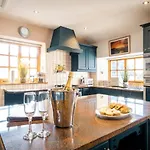 Stunning Grade 2 Listed With Parking And Hot Tub Appartement *