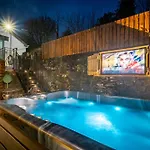 Stunning Grade 2 Listed With Parking And Hot Tub Bowness-on-Windermere