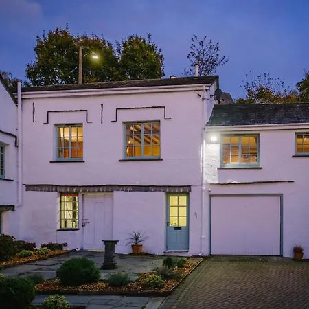 Stunning Grade 2 Listed With Parking And Hot Tub Apartment *