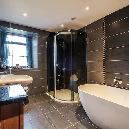 아파트 Stunning Grade 2 Listed With Parking And Hot Tub 보우네스온윈더미어