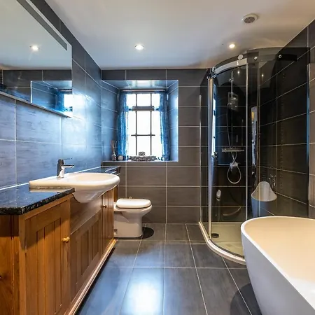 Stunning Grade 2 Listed With Parking And Hot Tub Apartment Bowness-on-Windermere
