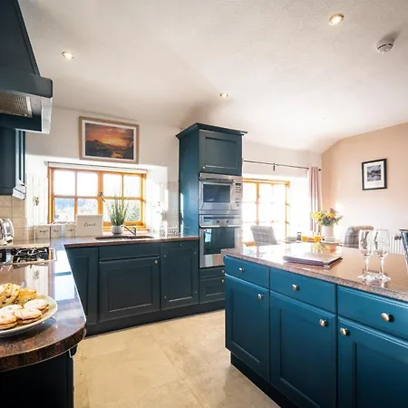 Stunning Grade 2 Listed With Parking And Hot Tub Apartment