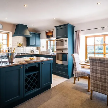 Apartment Stunning Grade 2 Listed With Parking And Hot Tub