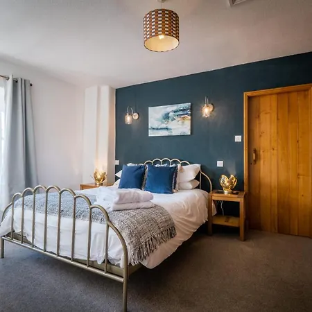 Stunning Grade 2 Listed With Parking And Hot Tub *