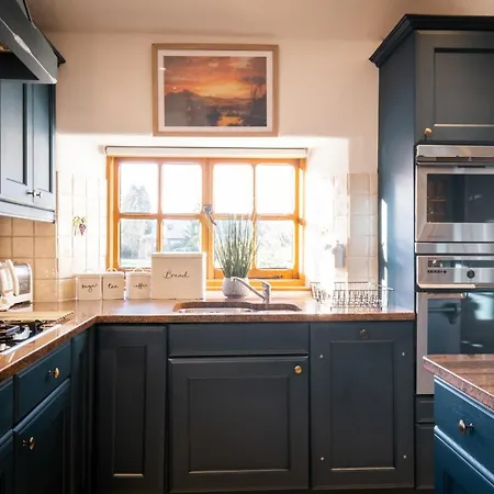 Apartment Stunning Grade 2 Listed With Parking And Hot Tub *