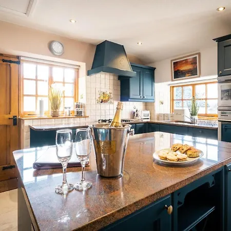 Stunning Grade 2 Listed With Parking And Hot Tub * Bowness-on-Windermere