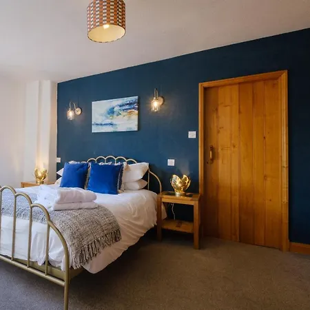Stunning Grade 2 Listed With Parking And Hot Tub Apartment Bowness-on-Windermere