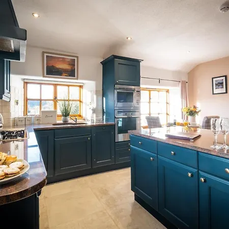 Apartment Stunning Grade 2 Listed With Parking And Hot Tub
