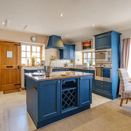 Apartment Stunning Grade 2 Listed With Parking And Hot Tub *