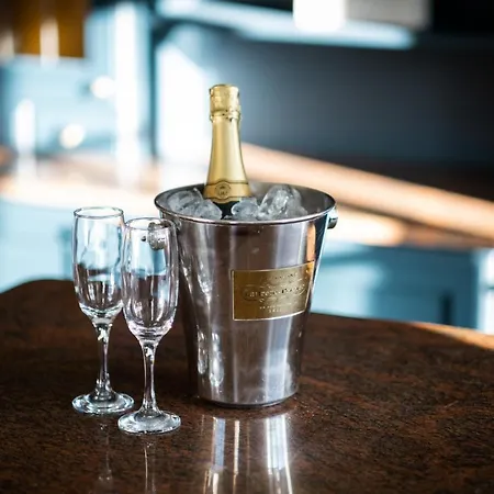 Stunning Grade 2 Listed With Parking And Hot Tub