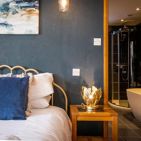 Apartment Stunning Grade 2 Listed With Parking And Hot Tub *