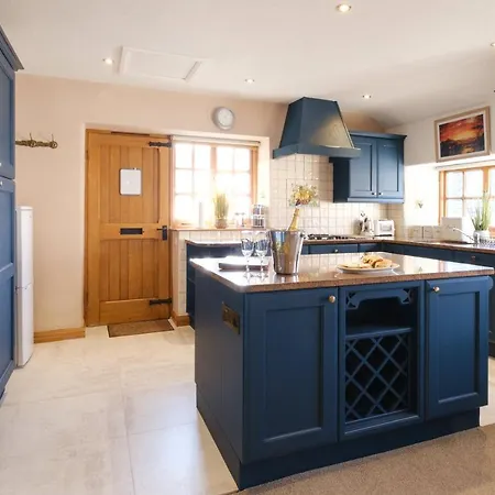 Apartment Stunning Grade 2 Listed With Parking And Hot Tub Bowness-on-Windermere