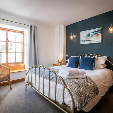 Stunning Grade 2 Listed With Parking And Hot Tub Apartment Bowness-on-Windermere