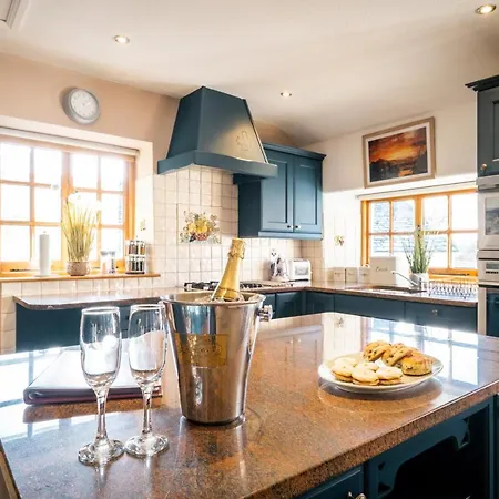Stunning Grade 2 Listed With Parking And Hot Tub Apartment *
