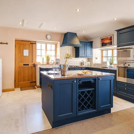 Stunning Grade 2 Listed With Parking And Hot Tub *