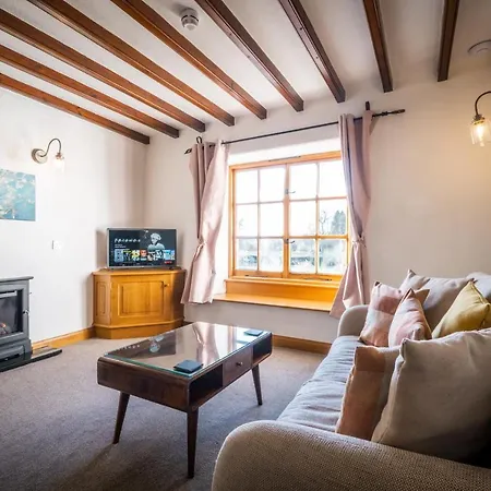 Stunning Grade 2 Listed With Parking And Hot Tub Apartment *