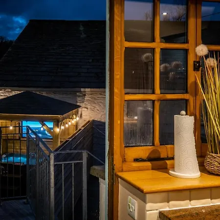 Apartment Stunning Grade 2 Listed With Parking And Hot Tub *