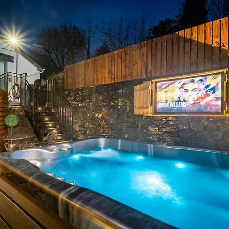 Stunning Grade 2 Listed With Parking And Hot Tub Bowness-on-Windermere