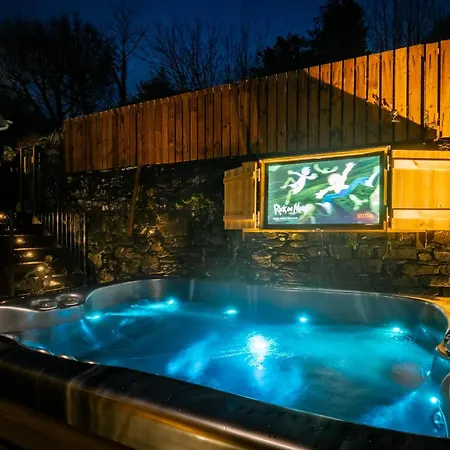 Stunning Grade 2 Listed With Parking And Hot Tub