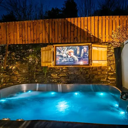 Stunning Grade 2 Listed With Parking And Hot Tub Apartment *
