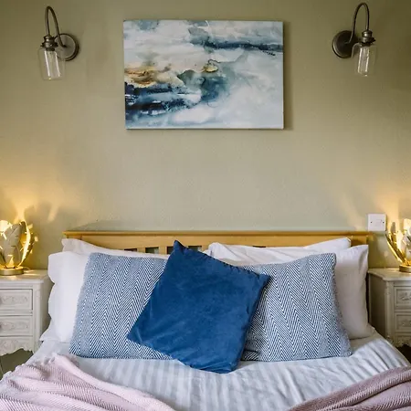 Stunning Grade 2 Listed With Parking And Hot Tub