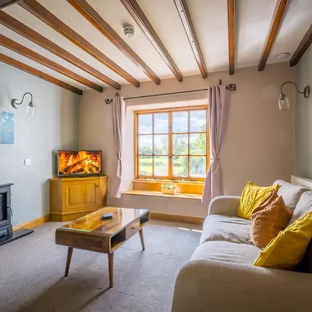 Stunning Grade 2 Listed With Parking And Hot Tub Apartment *