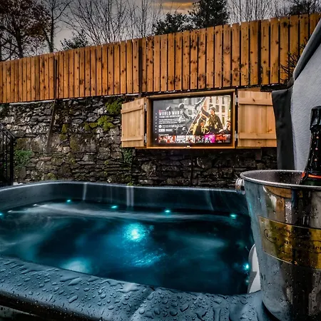 Stunning Grade 2 Listed With Parking And Hot Tub *